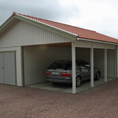 Garage med carport och ett förråd i bakkant