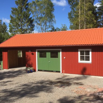 Garage med täckt carport