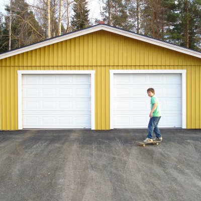 Garage med asfalterad uppfart