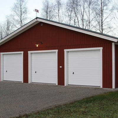 Stort garage för tre bilar