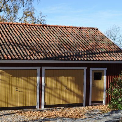 Garage med gula slagportar