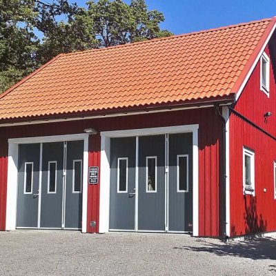 Maskinhall med två vikportar
