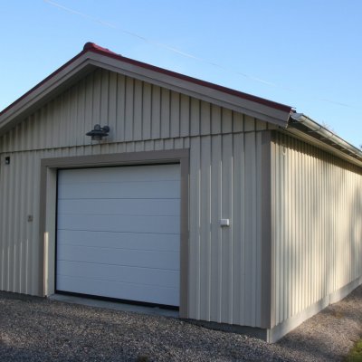 Enkelgarage med stilren port