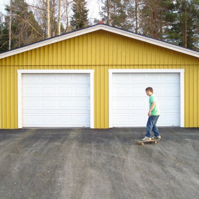 Garage med asfalterad uppfart