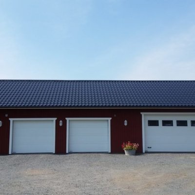 Garage med plats för bilar!