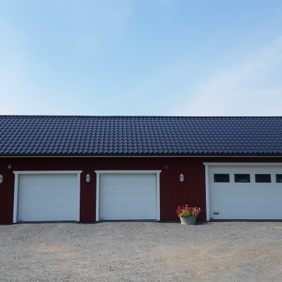 Garage med plats för bilar!