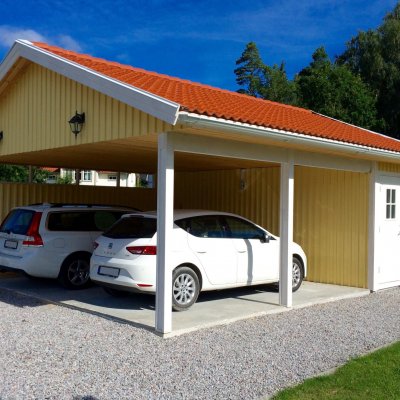 Carport för två bilar och förråd