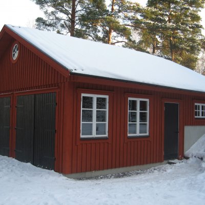 Garage med lecamur i bakkant