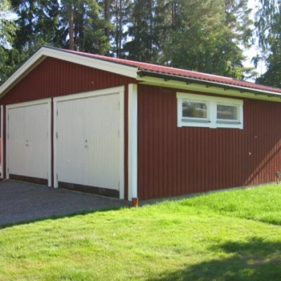 Vitmålade slagportar på garaget