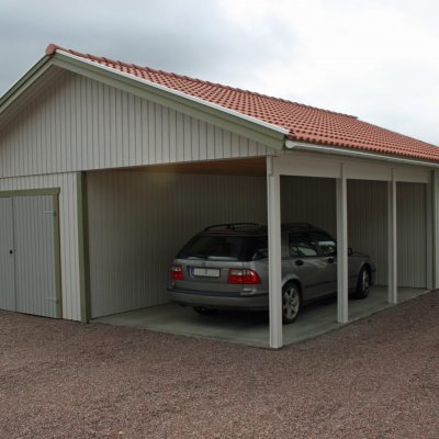 Garage med carport och ett förråd i bakkant