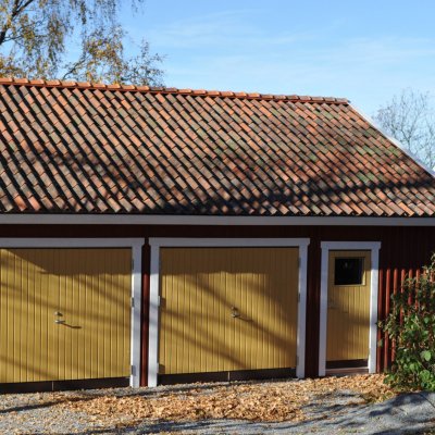 Garage med gula slagportar