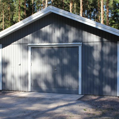 Enkelgarage med slagport