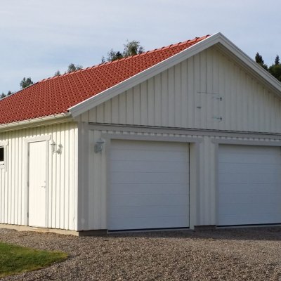 Garage med tegelröda pannor