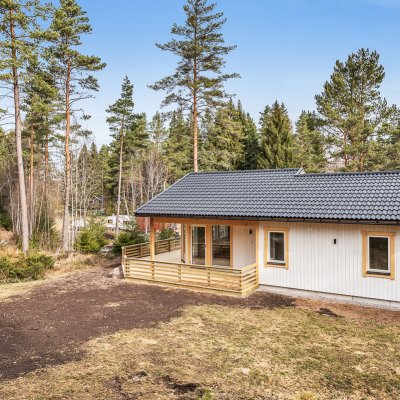 Fritidshus på mysig skogstomt.