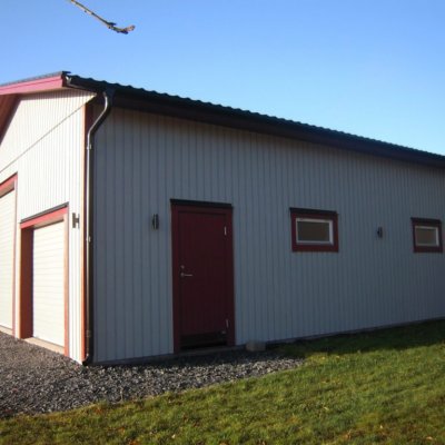 Traktorgarage med röda knutar