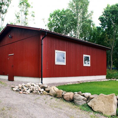 Rött stall med förhöjd sockel
