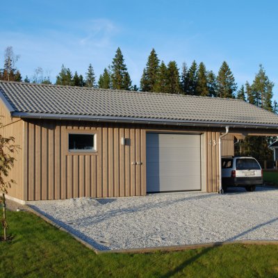 Garage med carport på sidan