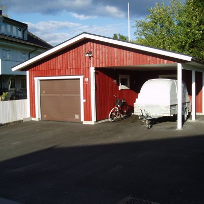 Garage med en plats för släpvagnen