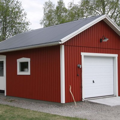 Rött enkelgarage