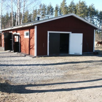 Stall med gavelport