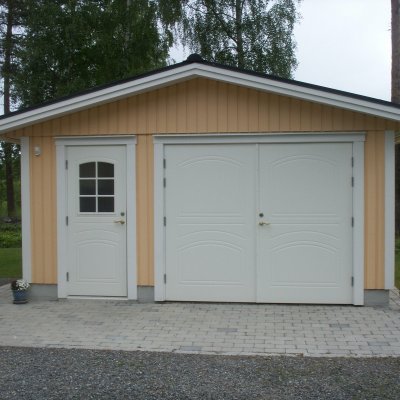 Enkelgarage med rejäl slagport