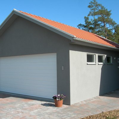Garage med putsad fasad