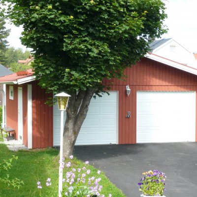 2-bilsgarage med vita portar