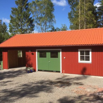 Garage med täckt carport