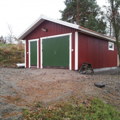 Slagport och gångdörr på gavel