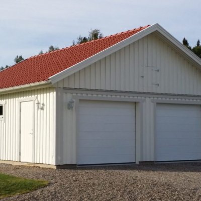 Garage med tegelröda pannor