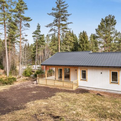 Fritidshus på mysig skogstomt.