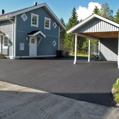 Liten carport med förråd