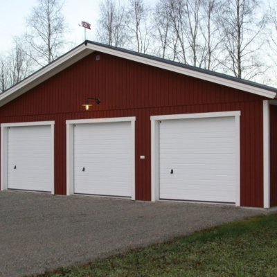 Stort garage för tre bilar