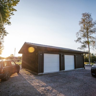 Dubbelgarage med hobbyrum