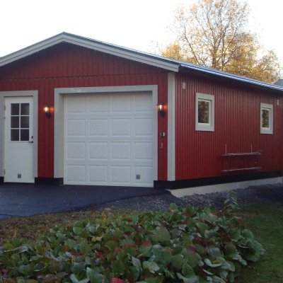 Enkelgarage med spolkant