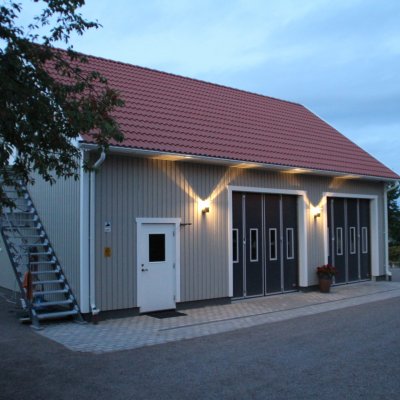 Maskinhall med två vikportar