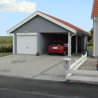 Garage med förråd och carport