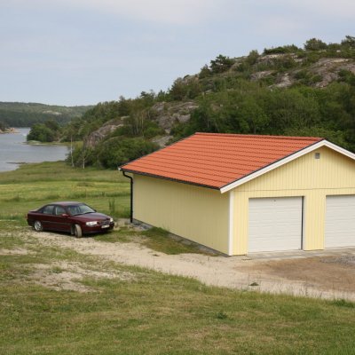Garage vid sjö