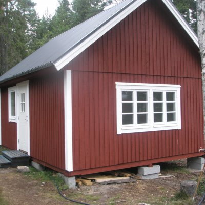 Stuga på plintar
