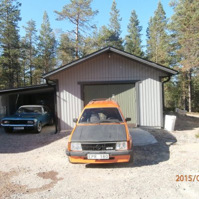 Garage och vidbyggd carport