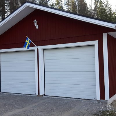 Dubbelgarage med sidoingång