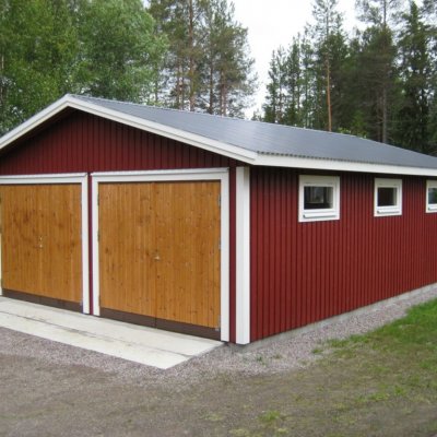 Dubbelgarage med slagportar
