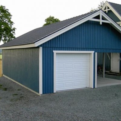 Blått garage med carport på sidan
