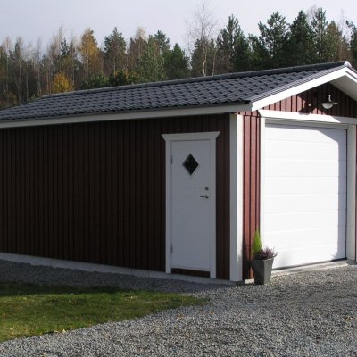 Garage med en slät vit port