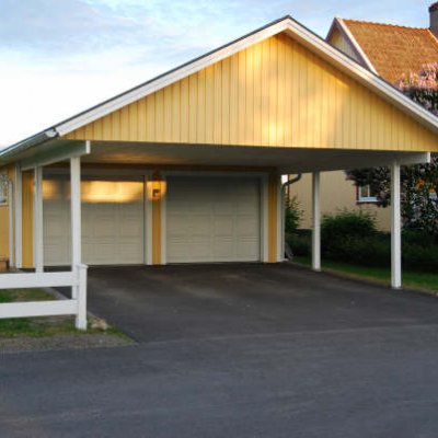 Rejäl carport med garage
