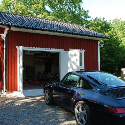 Litet garage för sommarbilen
