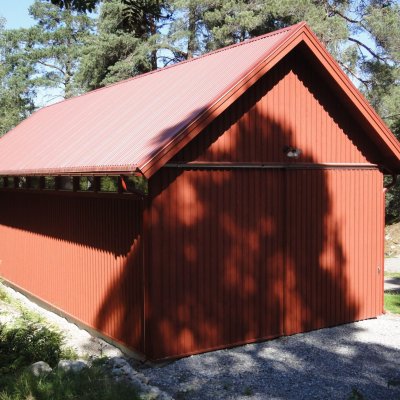 Högt garage med skjutport