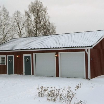Garage med infart på långsida
