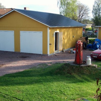 Dubbelgarage med slagportar