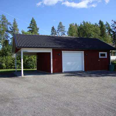 Garage och carport med takskjutport i takfallssida